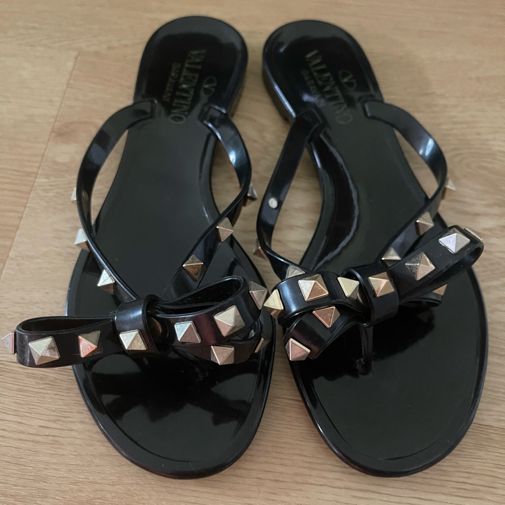 Valentino Garavani Rockstud Bow Jelly Thong Sandal black size 36